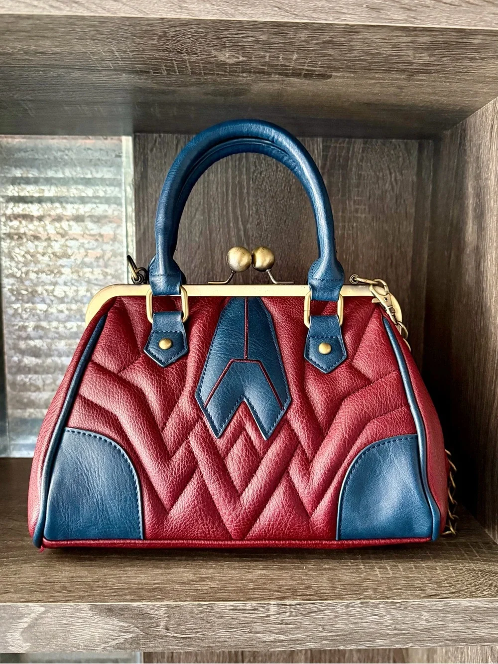 Wonder Woman Bioworld Kiss Lock Satchel Crossbody Purse Burgundy Blue DC Comics